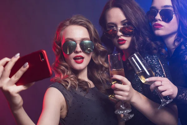 Gruppe feiernder Mädchen klappert Flöten mit Sekt und macht Selfie. — Stockfoto