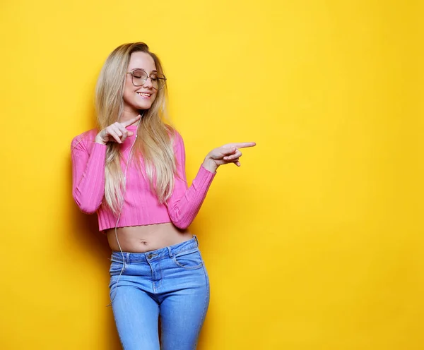 Fiatal nő ujjal mutogat az üres másolótérre, boldog pozitív női show az üres hirdetési helyszínen — Stock Fotó