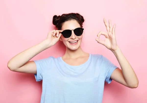 Joven Feliz Morena Mujer Gafas Sol Vistiendo Azul Camiseta Show — Foto de Stock