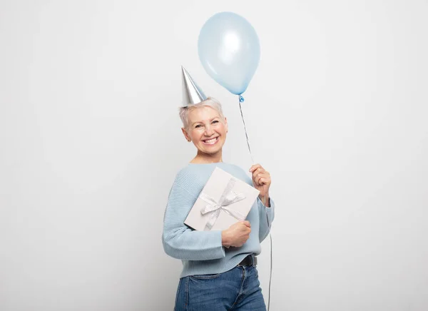 People Aging Maturity Concept Amazed Old Woman Holding Blue Balloon — Stock Photo, Image