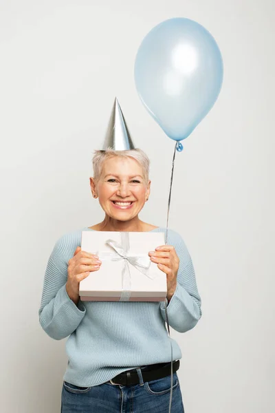 People Aging Maturity Concept Amazed Old Woman Holding Blue Balloon — Stock Photo, Image
