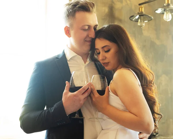 Aile Gençlik Kavramı Yeni Evli Genç Çift Şarap Içiyor Mutluluklarına — Stok fotoğraf
