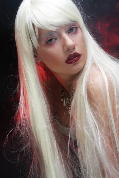 Belle Jeune Femme Avec Longs Cheveux Blancs Sur Fond Noir — Photo