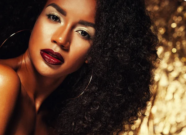 Afro Saçlı Güzel Afro Amerikan Bir Kadın Göz Kamaştırıcı Makyaj — Stok fotoğraf