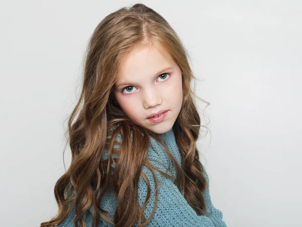 Ritratto Bella Bambina Bionda Che Indossa Maglione Blu Casualesorridente Alla — Foto Stock