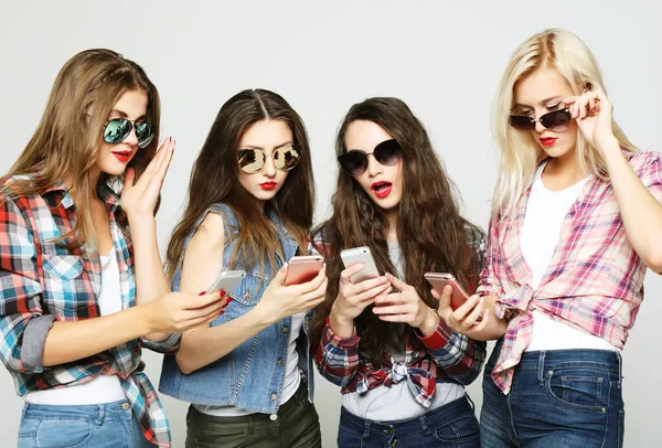 Mutlu kadın arkadaşlar akıllı bir telefonla sosyal medyayı paylaşıyorlar. — Stok fotoğraf