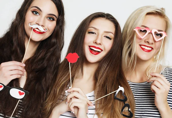 Tre giovani donne che tengono bastoncini di carta partito — Foto Stock