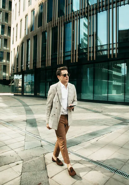 Geschäft Menschen Und Erfolgskonzept Schöner Junger Mann Schickem Outfit Spaziert — Stockfoto