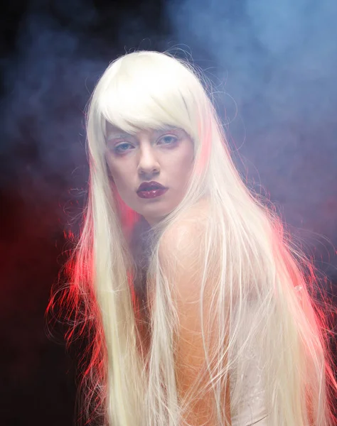 Красива Молода Жінка Довгим Білим Волоссям Темному Тлі Пуповинною Мода — стокове фото