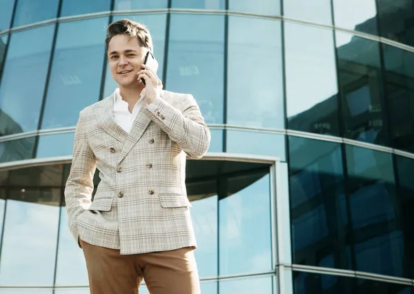 ビジネス 人と成功の概念 若いハンサムなビジネスマンが彼の携帯電話で屋外で 夏の日に話す — ストック写真