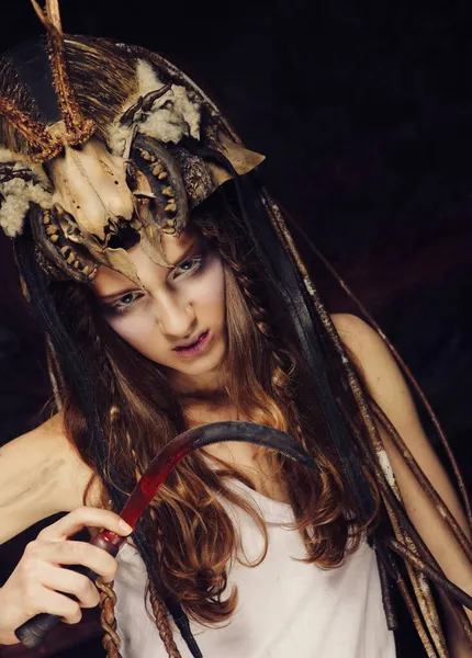 Orak Tutan Genç Cadı Parlak Makyaj Kafatası Sigara Cadılar Bayramı — Stok fotoğraf