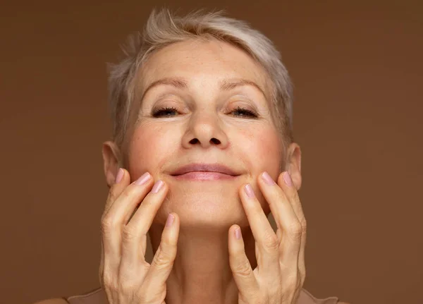 Portrait Beautiful Senior Woman Touching Her Perfect Skin Looking Camera — Stock Photo, Image
