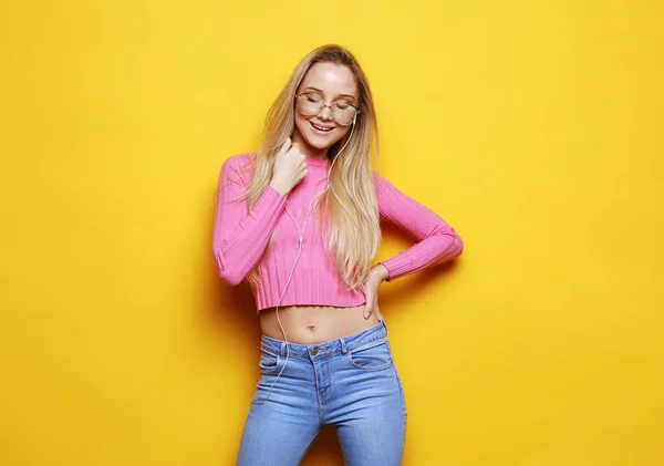 Vidám Boldog Fiatal Gyönyörű Visel Rózsaszín Pulóver Nézi Kamera Mosolyog — Stock Fotó