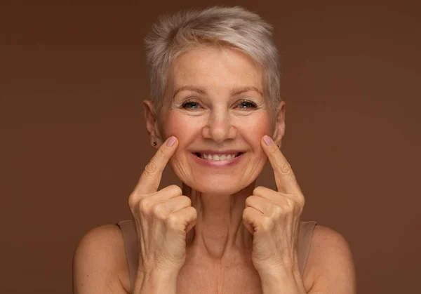 Ritratto Bella Donna Anziana Che Tocca Sua Pelle Perfetta Guarda — Foto Stock