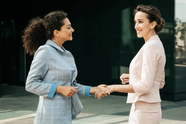 Multiethnic Female Partners Greeting Each Other Office Building Business Women — Stock Photo, Image