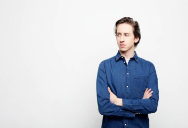 Olumlu, neşeli, havalı bir adamın portresi çapraz el ele, gerçek bir lider gibi hissettiriyor.