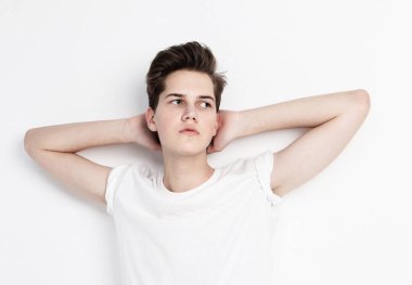 Beyaz tişört giyen genç erkek manken.