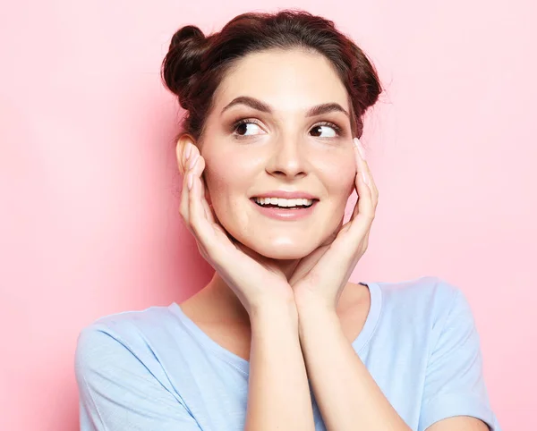 Vrij lachende vrouw gekleed terloops, kijkend met tevredenheid op camera, gelukkig zijn. — Stockfoto