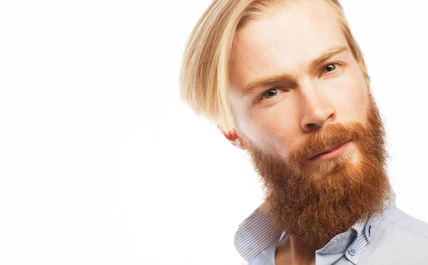 Retrato de jovem hipster bonito homem com barba vermelha olhando para a câmera sobre fundo branco. — Fotografia de Stock