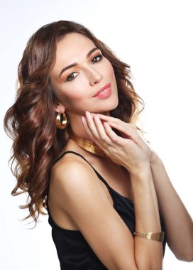 Dalgalı saçlı, beyaz arka planda siyah elbise giyen güzel bir manken kadın..