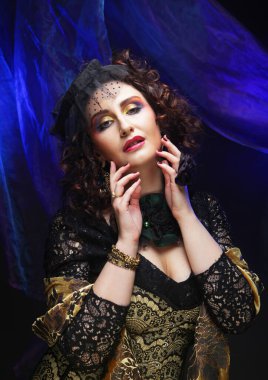 Zarif orta yaşlı bir kadın ile bir peçe ve lüks elbise siyah şapkalı. Vintage tarzı.