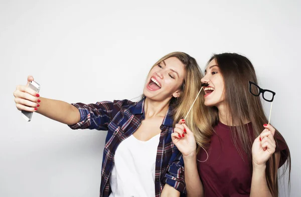 스마트폰으로 사진을 찍는 행복 한 젊은 여자 친구들 — 스톡 사진