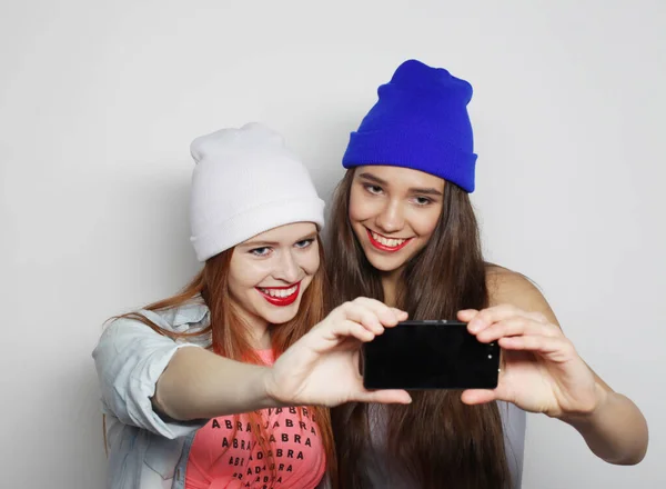Boldog fiatal női barátok, hogy néhány képet okostelefon — Stock Fotó