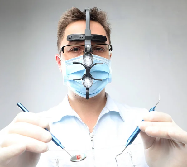 Joven Dentista Varón Con Bata Laboratorio Blanca Máscara Que Sostiene —  Fotos de Stock