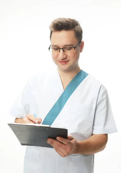 Mladý Mužský Doktor Píše Schránce Bílém Pozadí Lékařská Služba — Stock fotografie