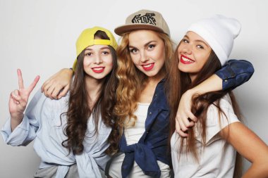 Üç şık seksi hippi kadın en iyi arkadaşlar.