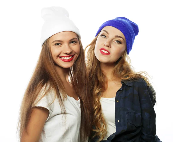 Livsstil och människor koncept: två unga flickvänner står tillsammans och har roligt. Titta på kameran. — Stockfoto