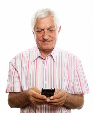 Eski beyaz saçlı iyimser adam portresi telefon tipi beyaz arka planda izole edilmiş çizgili gömlek giy