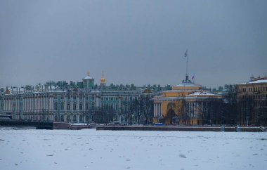 Rusya, Saint Petersburg 'daki Kış Sarayı, Rus hükümdarlarının resmi ikametgahıydı. Soğuk kış günü, Neva Nehri.