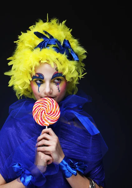 Mladá Žena Kreativní Tváří Lízátkem Party Karneval Jasná Paruka Zavřít — Stock fotografie