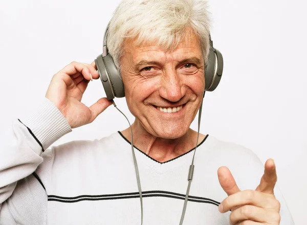 Retrato Sonrisa Anciano Pelo Blanco Con Auriculares Cerca — Foto de Stock