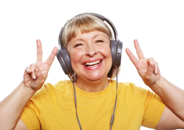 Styl Życia Tehnologia Koncepcja Ludzi Śmieszna Staruszka Słuchająca Muzyki Pokazująca — Zdjęcie stockowe