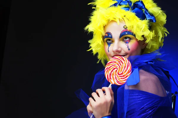 Mujer Joven Con Rostro Creativo Con Piruleta Fiesta Carnaval Peluca —  Fotos de Stock