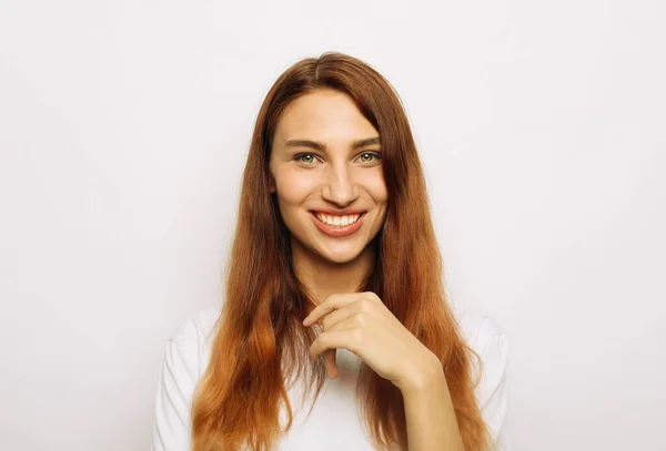Feliz Sonrisa Retrato Mujer Joven Con Pelo Largo Rojo Cerca — Foto de Stock
