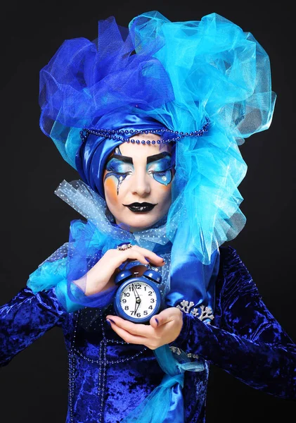 Mujer Hermosa Joven Con Rostro Creativo Disfraz Sosteniendo Reloj Despertador —  Fotos de Stock