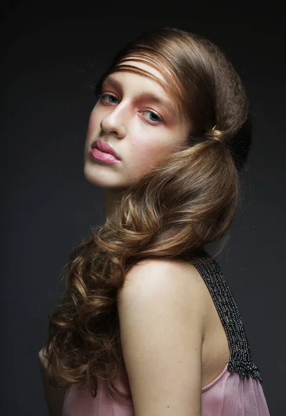 Conceptul Frumusețe Femeie Tânără Frumoasă Păr Lung Ondulat Blondă Coafură — Fotografie, imagine de stoc