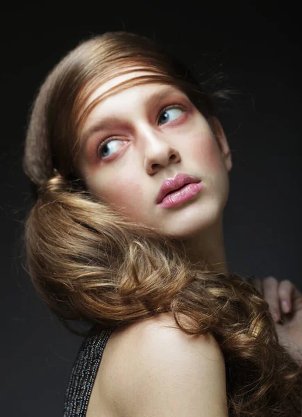 美丽的概念 美丽的年轻女子 有着长长的波浪般的头发 卷曲的发型 粉红的嘴唇 近景肖像 — 图库照片
