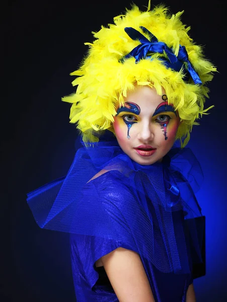 Detailní Záběr Tváře Mladé Ženy Kreativní Vizáží Žlutou Parukou Černém — Stock fotografie