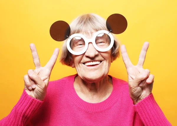 Elderly Happy Woman Wearing Big Sunglasses Laugh Showing Peace Victory — Stock Photo, Image