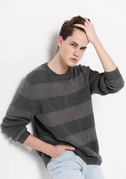 Genç yakışıklı hippi beyaz arka planda poz veriyor.