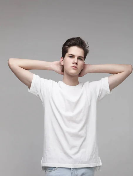 Modelo Masculino Joven Con Camiseta Blanca Retrato Sobre Fondo Gris — Foto de Stock