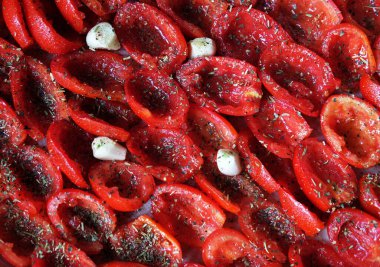 Zeytinyağı ve bitkilerle kurutulmuş domatesler, kapatın.