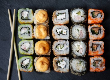 Suşi ve maki seti taş masada. Düz yatış, üst görünüm