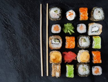 Japon karışımı siyah bir arka planda takılıyor, yakın plan.