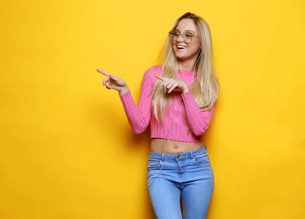 Portrait Happy Blond Woman Long Hair Showing Isolated Yellow Background — Stock Photo, Image