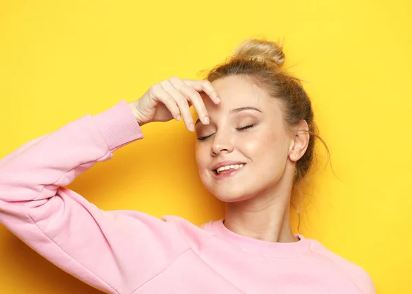 Skincare Dan Konsep Makeup Close Young Blond Woman Showing Glowing — Stok Foto